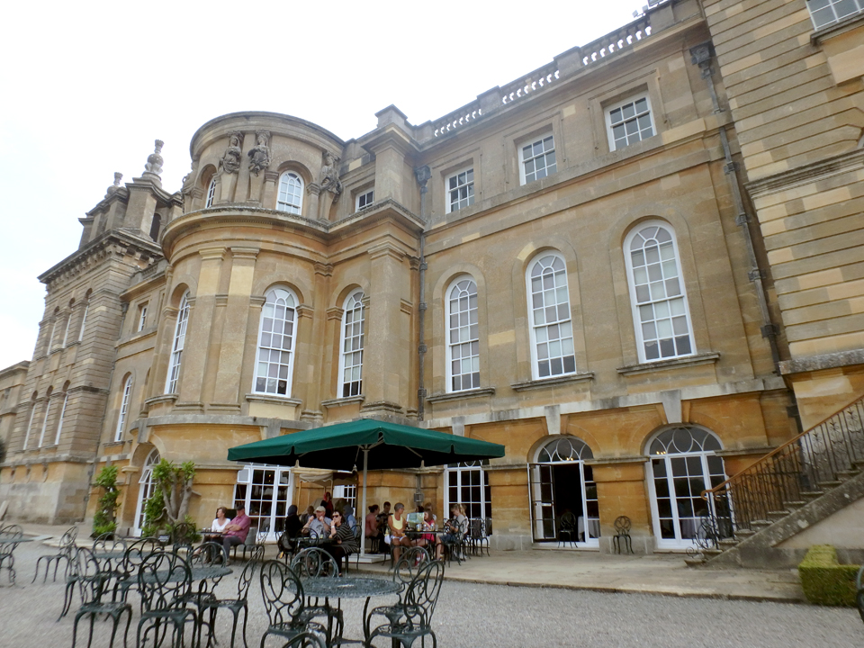 Outdoor cafe at Blenheim Palace